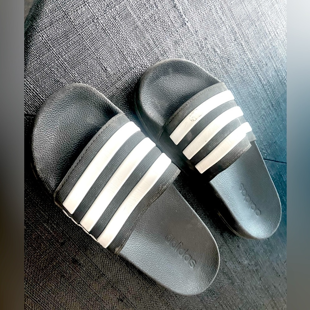 Adidas Size 4 Kids Swim Flip Flop in great condition